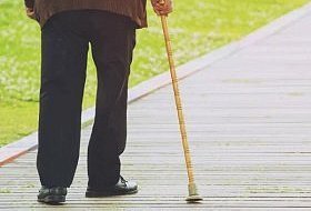 Как правильно ходить с тростью